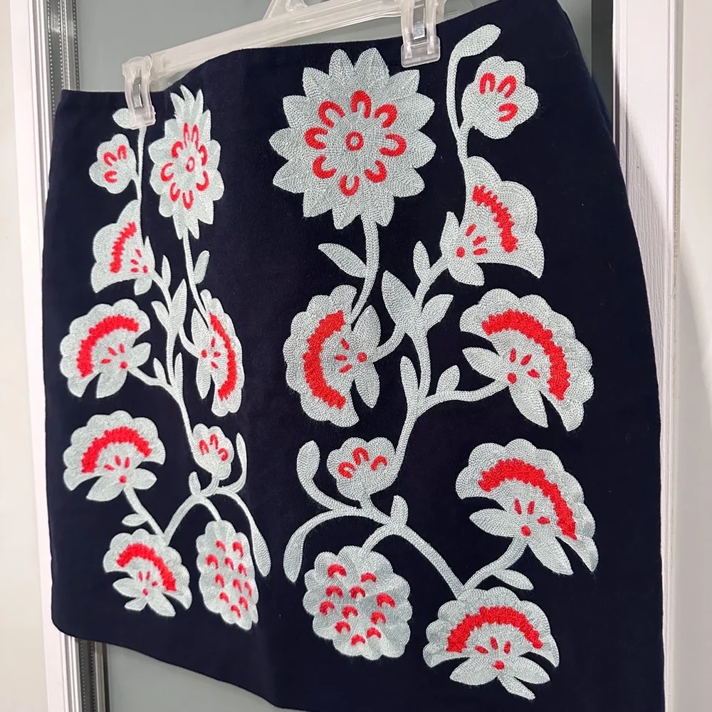 NWOT BODEN Size 12 Navy Floral Embroidered Navy Teal and Red Mini Skirt - Picture 2 of 8